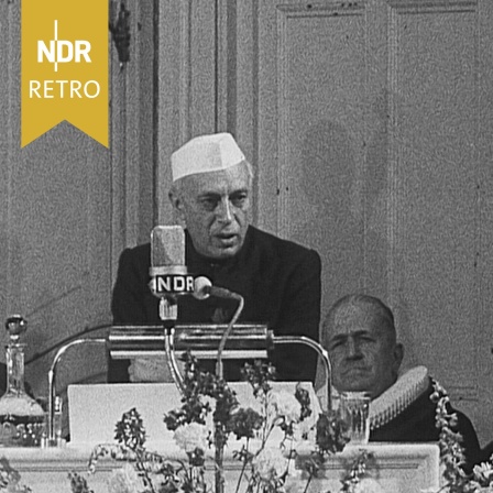 Jawarhalal Nehru am Rednerpult in der Hamburger Musikhalle (Juli 1956).