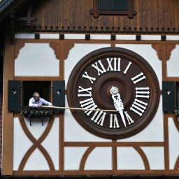 ARCHIV: Ralf Eble stellt an der größten Kuckucksuhr der Welt in Triberg (Schwarzwald-Baar-Kreis) die Zeit um 