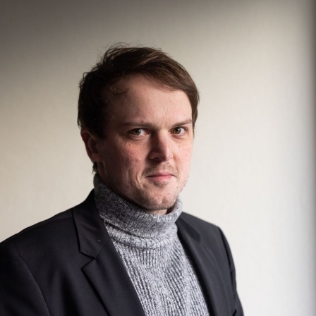 Erik Marquardt (Bündnis 90 Die Grünen, Fraktion Die Grünen/EFA) steht in seinem Büro im Gebäude des Europäischen Parlaments. 