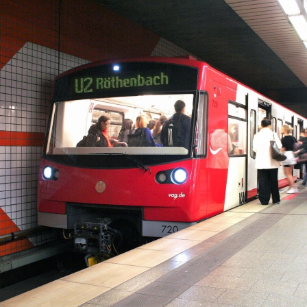 Menschen steigen in eine U-Bahn