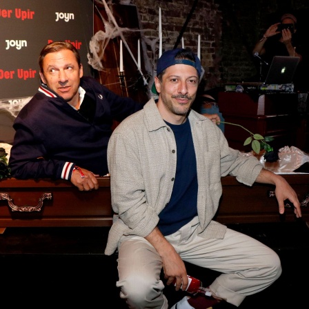 Vampir Comedy Serie Der Upir Berlin Rocko Schamoni und Fahri Yardim