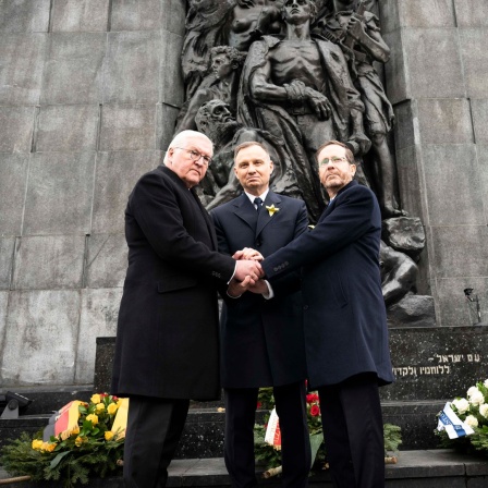 Bundespräsident Frank-Walter Steinmeier (l-r), Andrzej Duda, Präsident von Polen, und Izchak Herzog, Präsident von Israel, stehen bei der Gedenkfeier zum 80. Jahrestag des Aufstandes im Warschauer Ghetto am Platz vor dem Denkmal. 