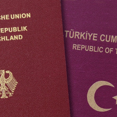 Die Reisepässe der der Bundesrepublik Deutschland und der Türkei nebeneinander.