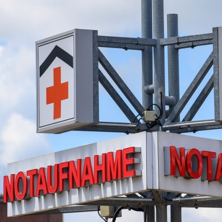"Notaufnahme" ist auf weithin Sichbaren Schildern zu lesen die auf die Zufahrt zu einer Notaufnahme hinweisen.
