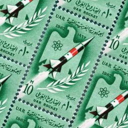 Briefmarken mit Raketen darauf, bildfüllend.