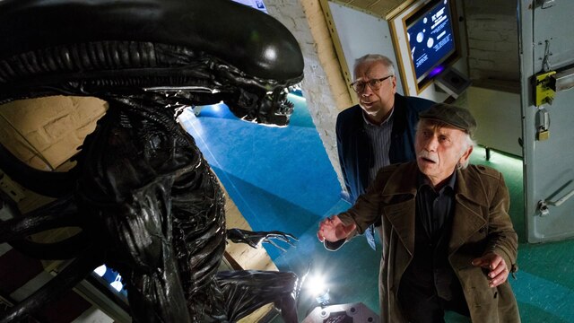 Peter Lerchenbaumer und Tilo Brückner vor Alien-Figur