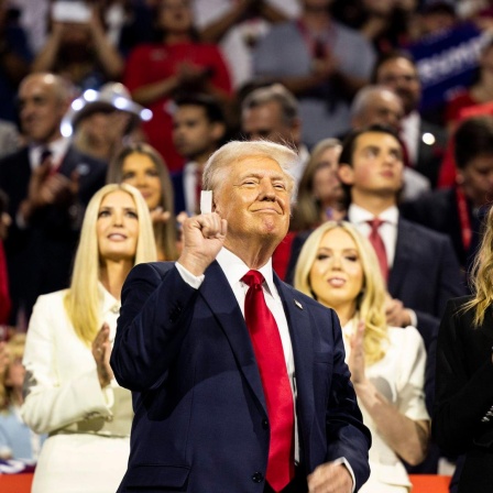 Donald Trump steht bei der Republican National Convention in Milwaukee auf dem Podium und reckt die Faust.