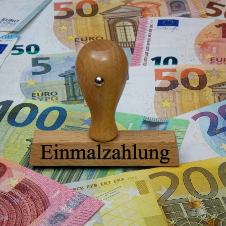 Ein Stempel Einmalzahlung auf Geldscheinen