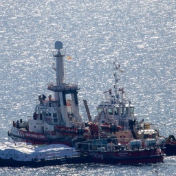 Ein Schiff mit humanitärer Hilfe für den Gazastreifen verlässt den Hafen von Larnaka.