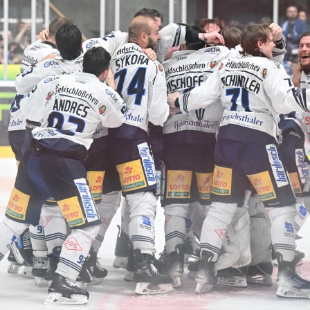 Dresdner Spieler feiern den Aufstieg in die DEL