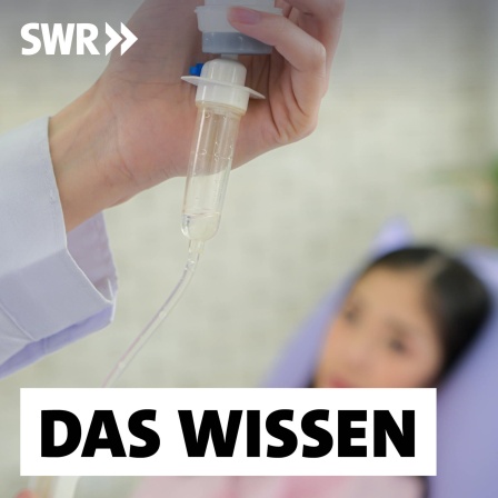 Eine Ärztin bereitet eine Infusion für eine Patientin vor: Das deutsche Gesundheitssystem geht vom weißen männlichen Körper als Norm aus. Mit gefährlichen Folgen: Schwarze Menschen und People of Color werden häufiger als weiße Menschen bei der Terminvergabe benachteiligt, bei Schmerzen nicht ernst genommen oder fehldiagnostiziert.