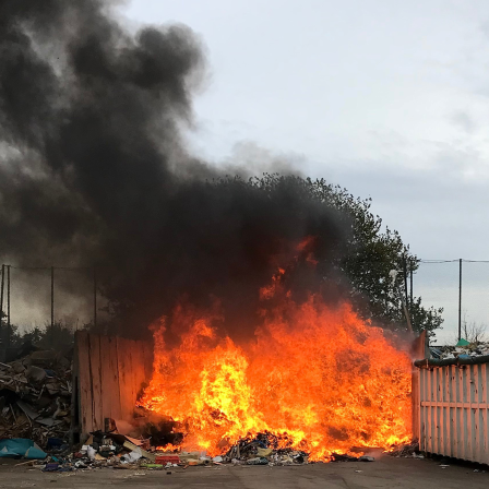 Ein Müllbrand auf einem Recyclinghof.