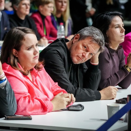 Omid Nouripour (l-r), Bundesvorsitzender von Bündnis 90/Die Grünen, Ricarda Lang, Bundesvorsitzende von Bündnis 90/Die Grünen, Robert Habeck (Bündnis 90/Die Grünen), Bundesminister für Wirtschaft und Klimaschutz, Annalena Baerbock (Bündnis 90/Die Grünen), Außenministerin, und Terry Reintke, Bündnis 90/Die Grünen und Mitglied des Europäischen Parlaments, nehmen am Bundesparteitag von Bündnis 90/Die Grünen teil. Die Bundesdelegiertenkonferenz dauerte bis zum 26.11.2023.