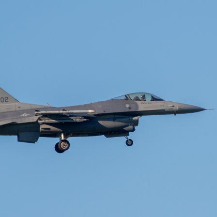 Ein Kampfflugzeug vom Typ F-16 Fighting Falcon in der Luft