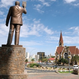 Vor dem Unabhängigkeits-Gedenkmuseum und der Christuskirche in Windhoek steht die Statue von Gründungspräsident Sam Nujoma.
