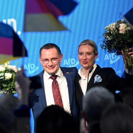 Alice Weidel und Tino Chrupalla stehen bei der Wahlparty der AFD auf der Bühne.