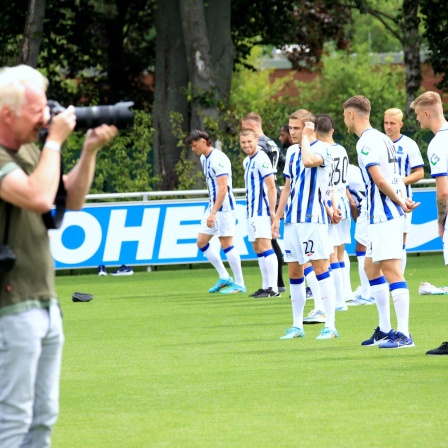 Die Profis von Hertha BSC stehen bereit für das Foto-Shooting