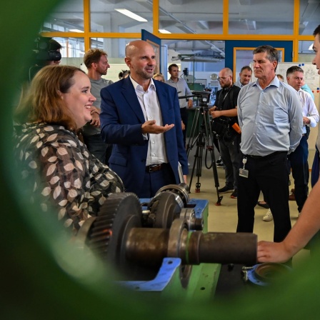 Ricarda Lang (l), Bundesvorsitzende von Bündnis 90/Die Grünen, besucht die Ausbildungswerkstatt der LEAG Energie Bergbau AG