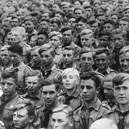 Hitlerjugend in Nazideutschland. Tausende von Jugendlichen stehen in Nürnberg, um Adolf Hitlers Rede auf dem Parteitag der NSDAP zu hören, 24. September 1935.