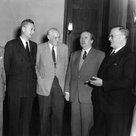 Die Intendanten (v.l.n.r.) Friedrich Bischoff (Südwestfunk), Walter Geerdes (Radio Bremen), Eberhard Beckmann (Hessischer Rundfunk), Rudolf von Scholtz (Bayerischer Rundfunk), Fritz Eberhard (Süddeutscher Rundfunk) und Adolf Grimme (Nordwestdeutscher Rundfunk) stehen am 22. November 1951 vor einer Sitzung der Arbeitsgemeinschaft der deutschen Rundfunkanstalten (ARD) in Berlin zusammen