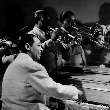 Duke Ellington steht neben seinem Orchester, 1945