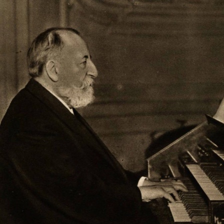 Camille Saint-Saens an einer Orgel, 1913
