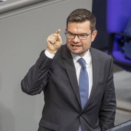 Marco Buschmann (FDP) am Rednerpult im Deutschen Bundestag.