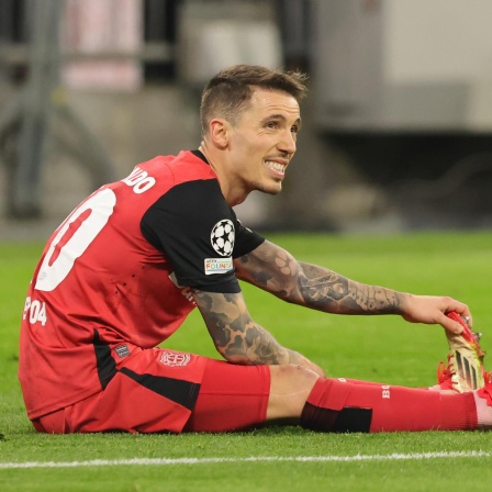 Der Leverkusener Grimaldo am Boden
