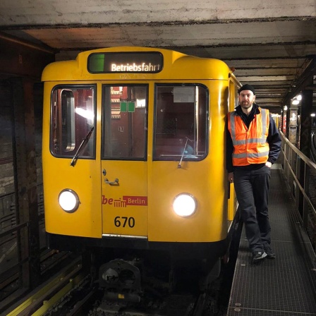 Der Künstler Benjamin Kunath steht neben einer U-Bahn (Bild: privat/ Benjamin Kunath )