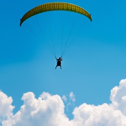 Fallschirmspringer vor blauem Himmel