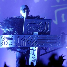 Chris Lowe steht bei einem Auftritt der Pet Shop Boys am Keyboard (2018)