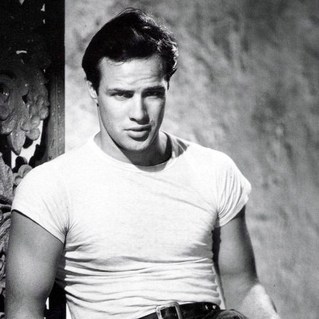 Marlon Brando in lässig-lasziver Pose im weißen Unterhemd, 1951.