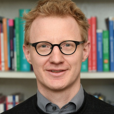 Professor Georg Schomerus in seinem Büro in Greifswald.