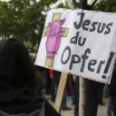 Ein Demonstrant auf einer Demo gegen christlichen Fundamentalismus