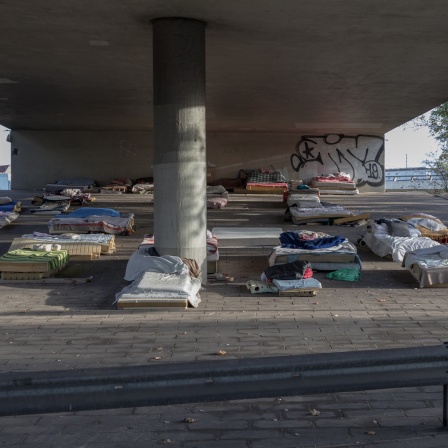 Matratzen liegen unter einer Brücke der A100 in Berlin
