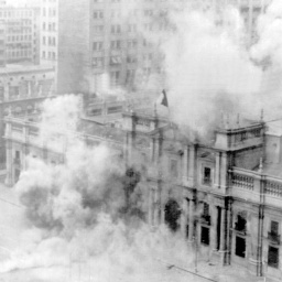 Blick auf das brennende Gebäude des Präsidenten Palasts. Bei der Erstürmung des Moneda-Palastes in der chilenischen Hauptstadt Santiago de Chile am 11. September 1973 durch putschende Militärs kam der gewählte Staatspräsident Salvador Allende Gossens ums Leben. 