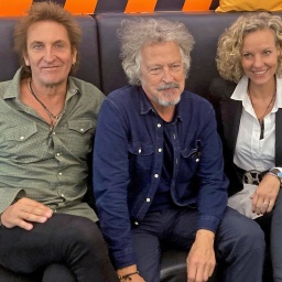 Der Sideman Carl Carlton im WDR 4 Studio auf dem Sofa mit Wolfgang Niedecken und Melanie Wiegmann, 2023