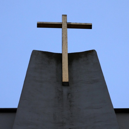 Kirchenkreuz auf einer katholischen Kirche - Wie steht es um den Reformprozess?