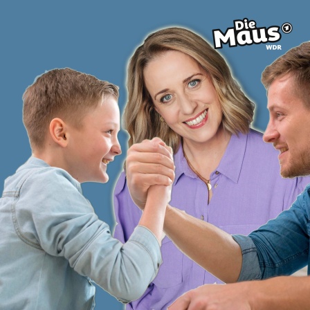 Bildcollage: Verena schaut Junge und Vater beim Armdrücken zu