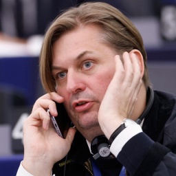 Der AfD-Abgeordnete Maximilian Krah sitzt im Plenarsaal des Europaparlaments und telefoniert.