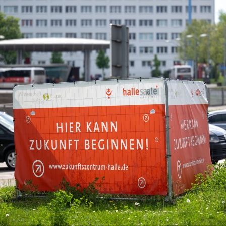 „Hier kann Zukunft beginnen!“ steht auf einem Banner am Riebeckplatz in Halle/Saale.