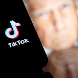 Fotomontage: TikTok-Logo auf Smartphone, daneben Konterfei Donald Trump