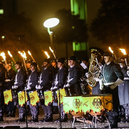 Soldaten nehmen an dem Großen Zapfenstreich in Berlin teil