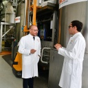 Giuseppe Nardi und Jonas Thielmann (v.l.) unterhalten sich in der Produktion der Firma Dr. Theiss Naturwaren GmbH in Homburg.