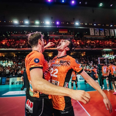 Spieler der BR Volleys jubeln nach dem Sieg, mit dem die Meisterschaft feststeht.