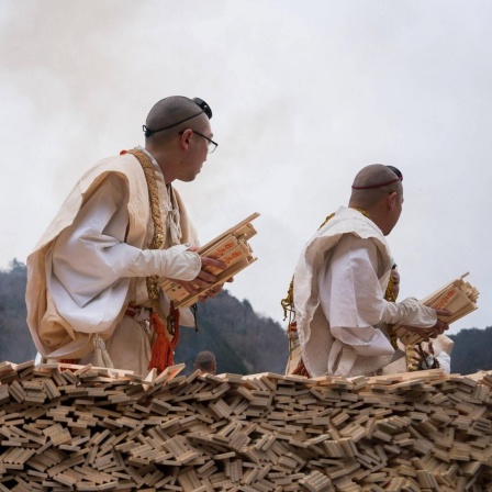 Yamabushi Mönche mit Holzstücken in den Händen, während einer Feuerzeremonie, die das Kommen des Frühlings im Yakuoin-Tempel auf dem Berg ankündigt, Mai 2019.