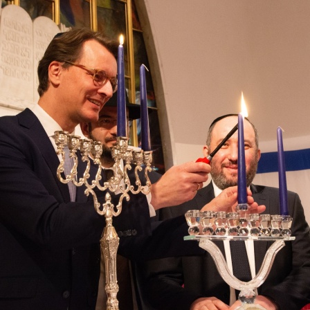 NRW-Ministerpräsident Hendrik Wüst entzündet am 07.12.2023 in der jüdischen Gemeinde Düsseldorf die erste Chanukka-Kerze