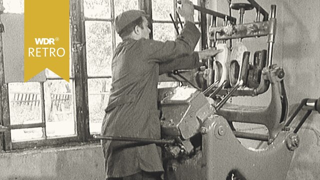 Ein Mann, der gerade an einer Maschine Holzschuhe produziert.