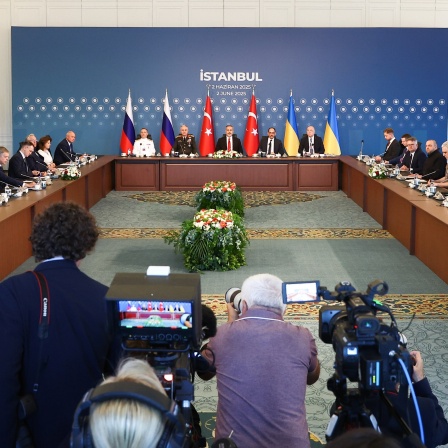 Auf diesem von der staatlichen russischen Nachrichtenagentur Tass via Zuma veröffentlichten Foto sitzen die Delegationen der neuen direkten Verhandlung zwischen Russland und der Ukraine unter türkischer Führung zusammen.