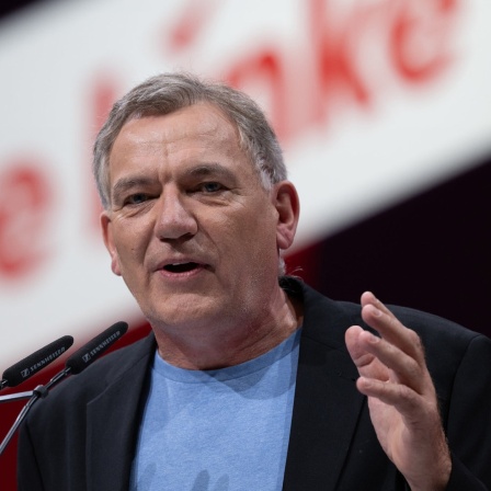 Jan van Aken hält beim Bundesparteitag der Partei Die Linke in Halle/Saale eine Rede.